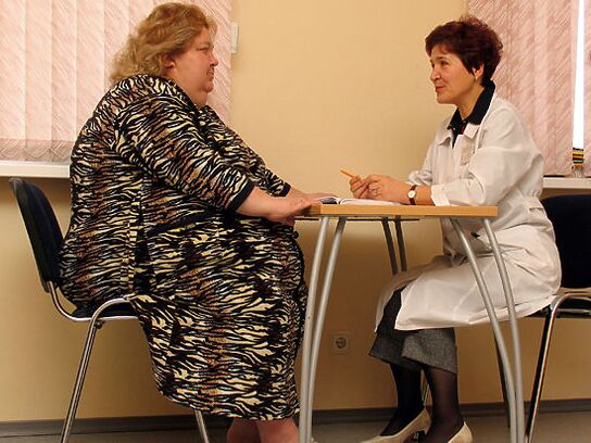 Όταν συμβουλευτείτε έναν φλεβολόγο, ένας ασθενής με κιρσούς λόγω παχυσαρκίας